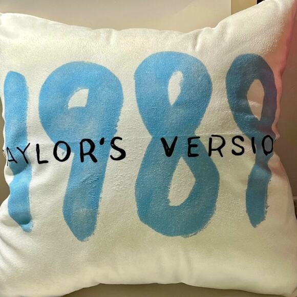 New Taylor Swift 1989 pillows: set of 2 - Picture 10 of 14
